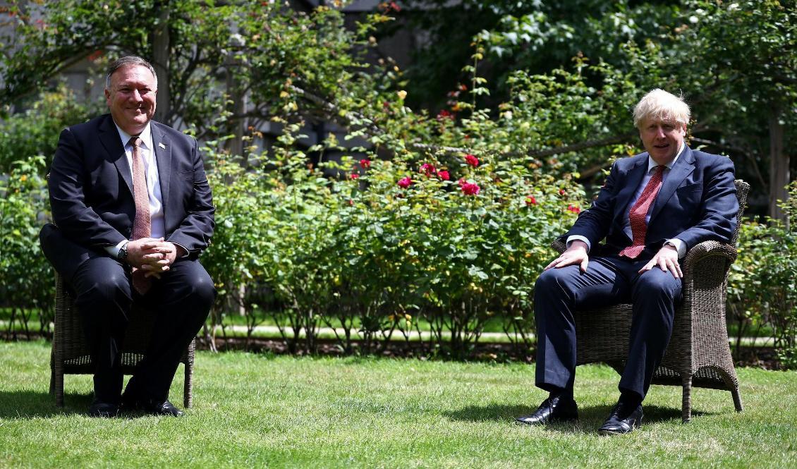 


USA:s utrikesminister Mike Pompe och Storbritanniens premiärminister Boris Johnson sitter i trädgården i 10 Downing Street i London den 21 juli 2020. Foto: Hannah McKay/POOL/AFP via Getty Images                                                                                                                                    