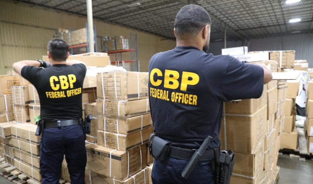 






Anställda vid USA:s tull och gränsbevakning, CBP, kontrollerar hårprodukter från Kina vid hamnen i New York/Newark den 1 juli 2020. Foto: CBP                                                                                                                                                                                                                                                                                                                    