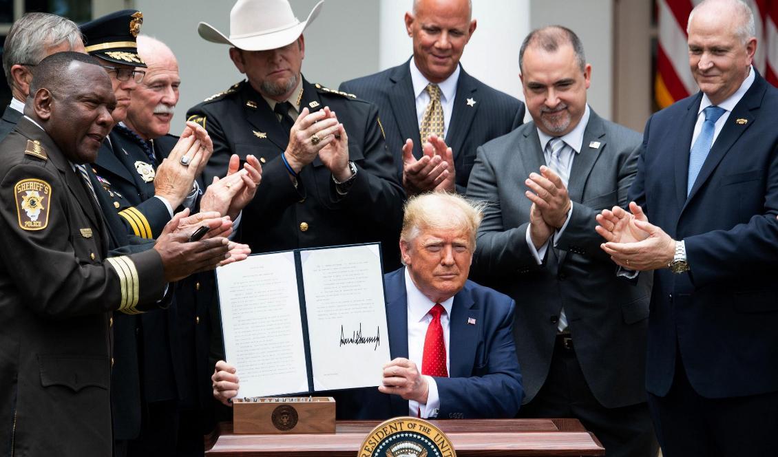 USA:s president Donald Trump visar upp det nya dekretet i Vita huset i Washington den 16 juni 2020. Foto: Saul Loeb/AFP via Getty Images