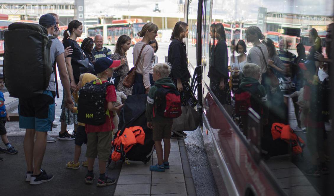 Från flera håll har det ropats om trängsel på bussar och tåg. Arkivbild. Foto: Ali Lorestani/TT