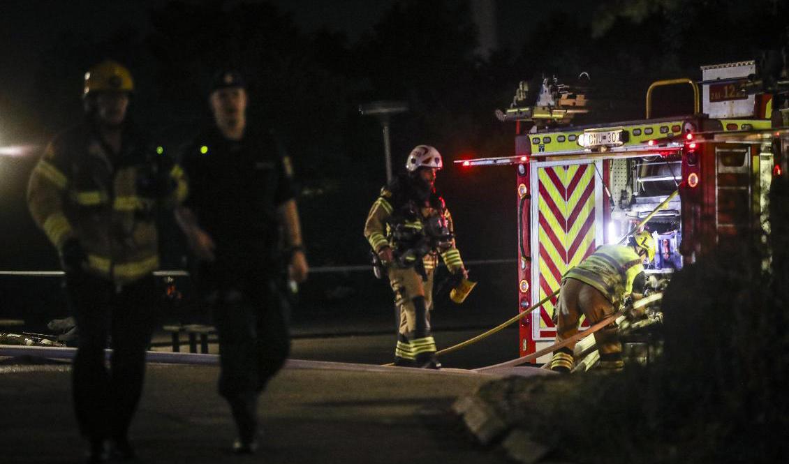 Räddningstjänsten bekämpar en brand i Gullviksskolan i Malmö.  Foto: Andreas Hillergren/TT