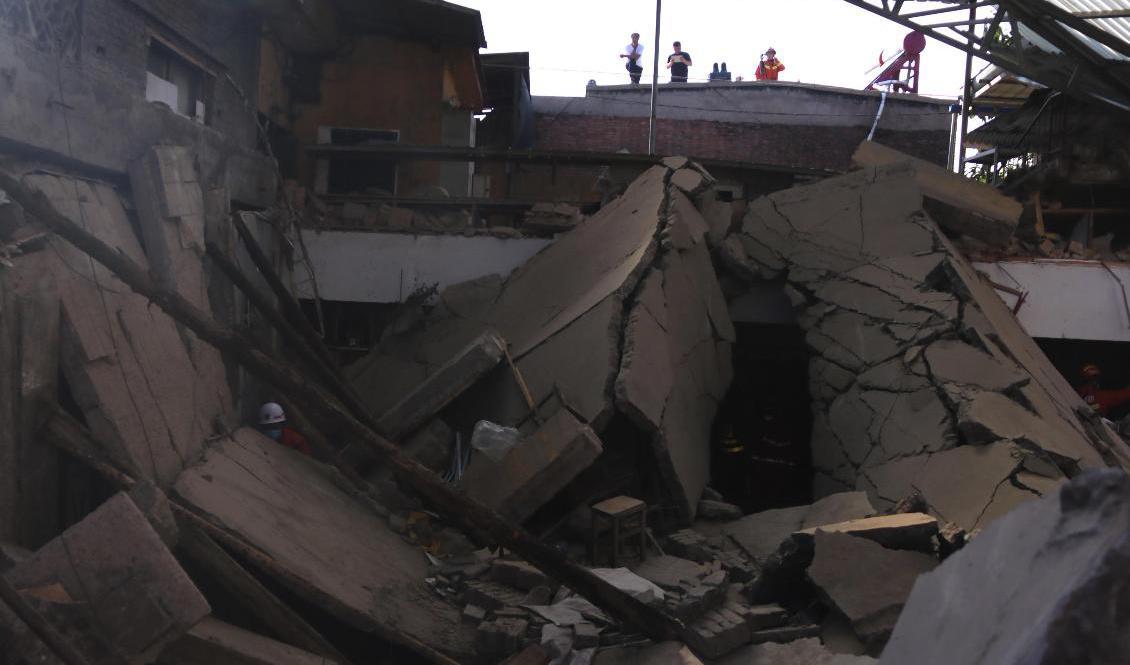 Räddningsarbetare har hittat 57 personer i rasmassorna, varav 29 avlidna. Foto: Chinatopix via AP/TT