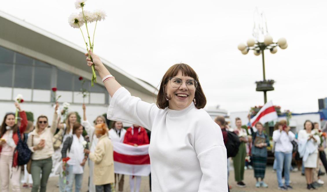 Den belarusiska oppositionsaktivisten Olga Kovalkova har lämnat landet och höll på lördagen en presskonferens i Warszawa. Arkivbild. Foto: Evgeniy Maloletka/AP/TT