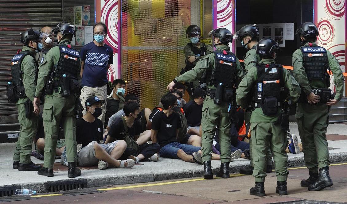 Cirka 100 personer har frihetsberövats efter nya demonstrationer i Hongkong. Foto: Vincent Yu/AP/TT