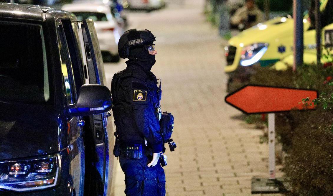 Polis vid det flerfamiljshus i Solna där en detonation ägt rum. Foto: Dennis Glennklev/TT
