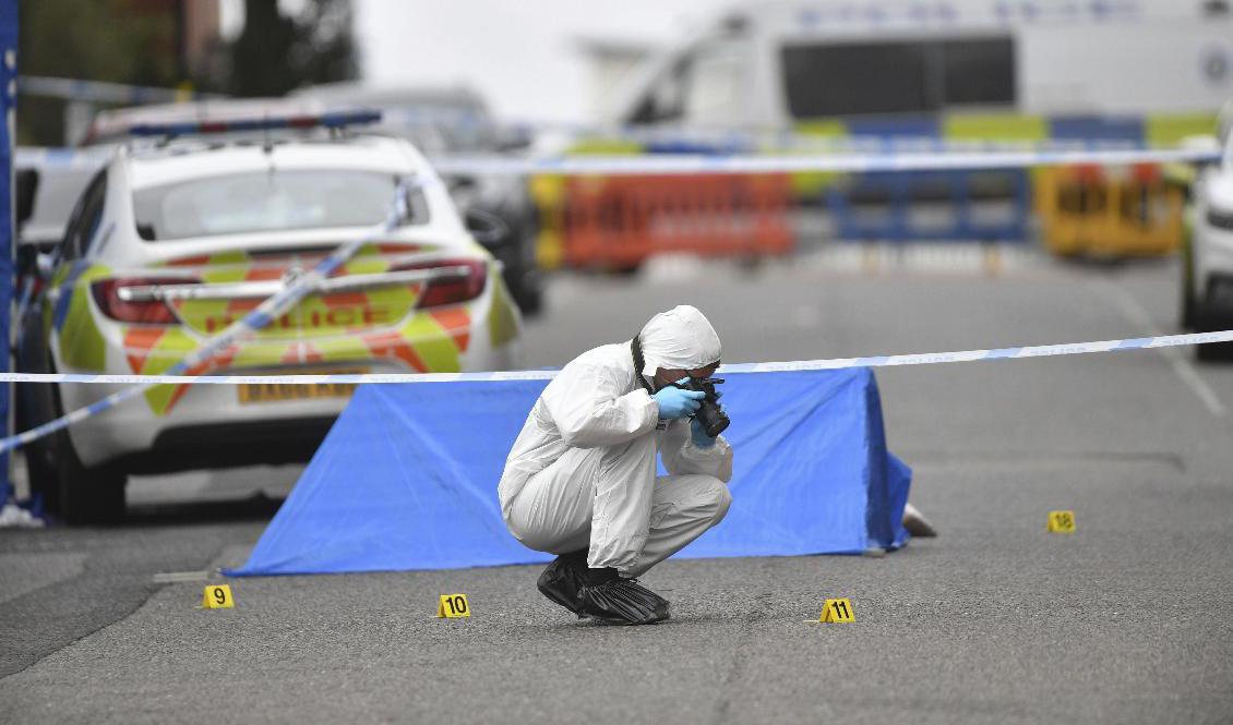 Polisens tekniker arbetar vid en av platserna i Birmingham där söndagens knivhuggningar ägde rum.  Foto: Jacob King/AP/TT