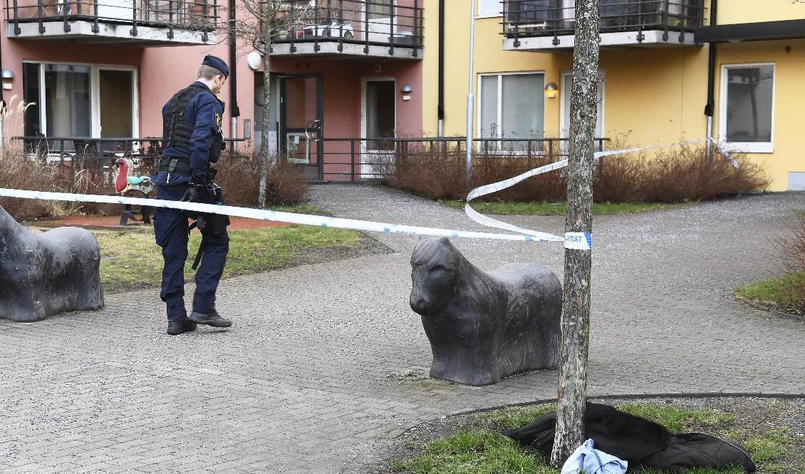 Avspärrningar utanför bostaden i Skogås den 10 februari. Foto: Claudio Bresciani/TT