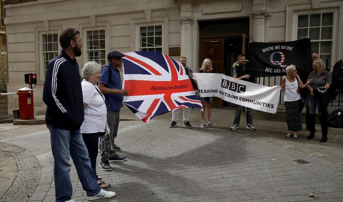 Brexitförespråkare utanför Europahuset i London. Foto: Matt Dunham/AP/TT