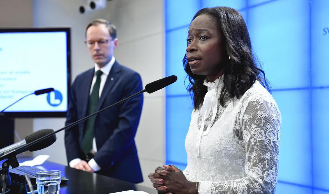 Mats Persson, ekonomisk-politisk talesperson (L), och partiledare Nyamko Sabuni presenterar stora skattesänkningar på jobb och företagande. Foto: Henrik Montgomery/TT