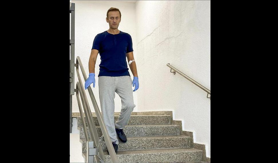 En bild på Navalnyjs Instagram visar hur han går i trappan på sjukhuset i Berlin. Foto: AP/TT