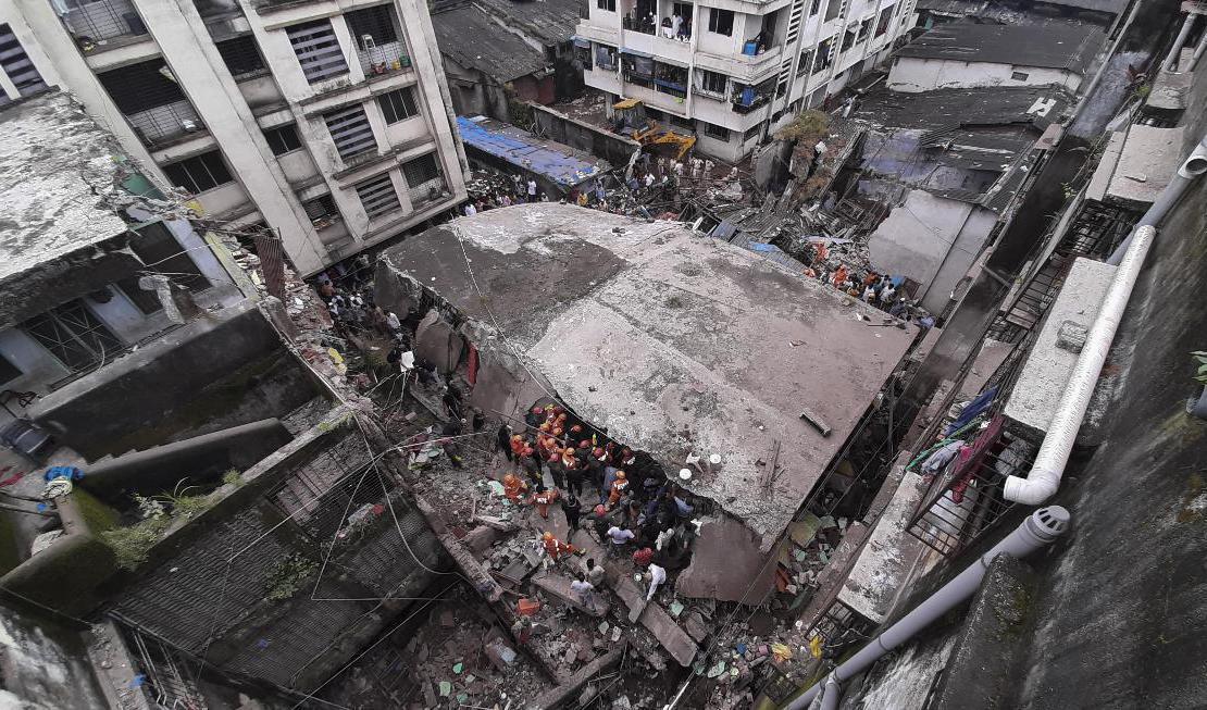 
Räddningsarbetare vid den kollapsade byggnaden i Indien. Foto: Praful Gangurde/AP/TT                                            