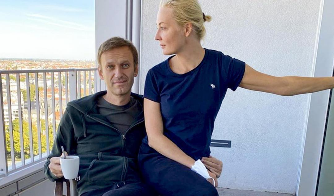 Oppositionsledaren Aleksej Navalnyj tillsammans med sin fru Julia på sjukhuset i Berlin, på en bild han själv publicerat på Instagram. Foto: Instagram/AP/TT