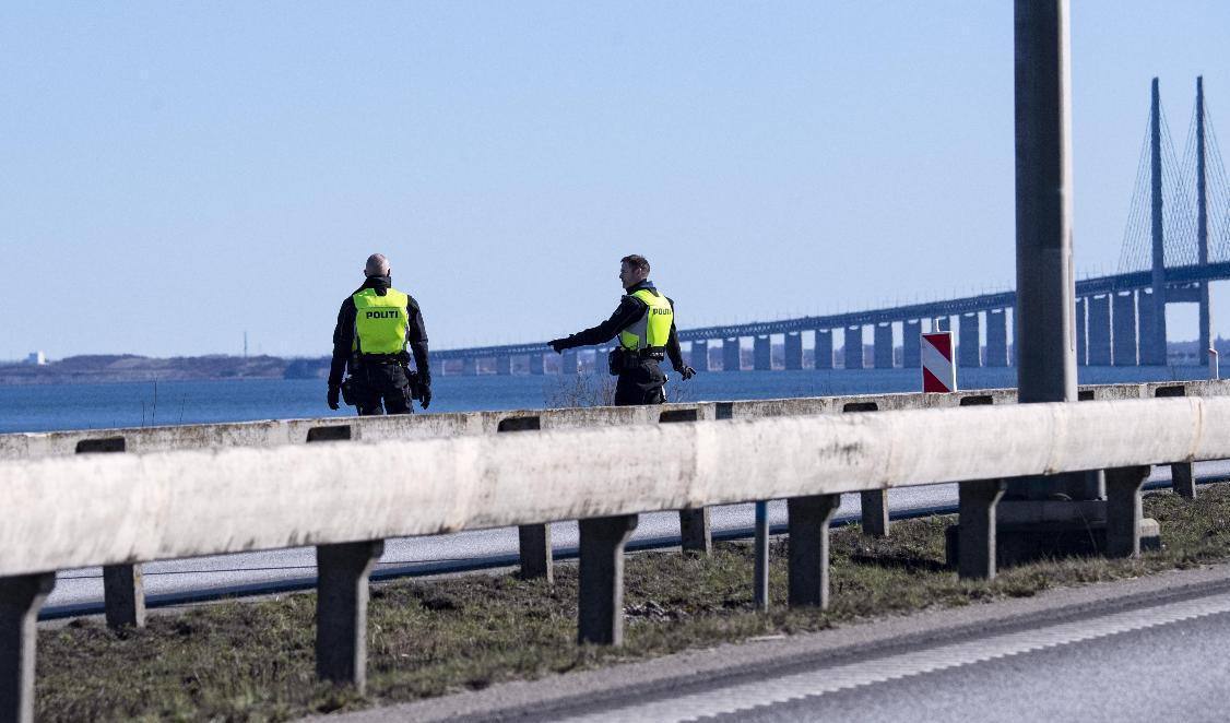 Dansk polis kontrollerar trafik på Öresundsbron. Bild från mars i år. Foto: Johan Nilsson/TT