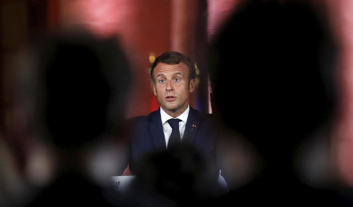 I början av september lämnade Frankrikes president Emmanuel Macron Libanon med skarpa varningar till landets politiker. Nu har försöken att bilda regering misslyckats, och blickarna vänds åter till den franske presidenten. Arkivbild. Foto: Gonzalo Fuentes/AP/TT
