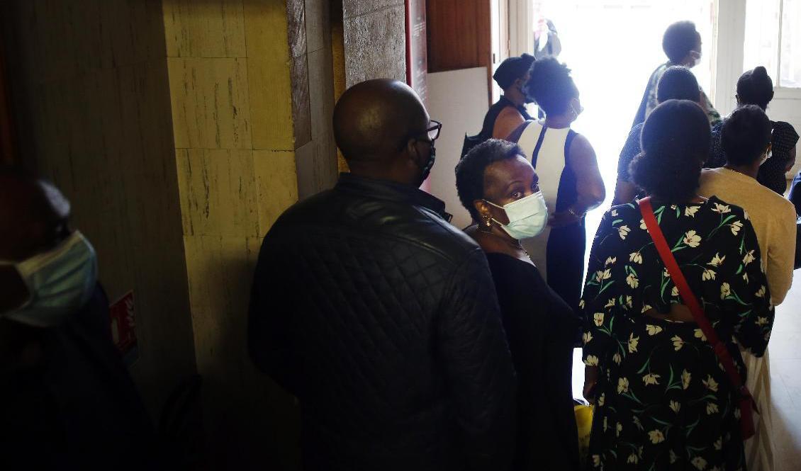 Släktingar till offer för folkmordet i Rwanda 1994 vid en häktesförhandling med misstänkte Felicien Kabuga. Arkivbild. Foto: Thibault Camus/AP/TT