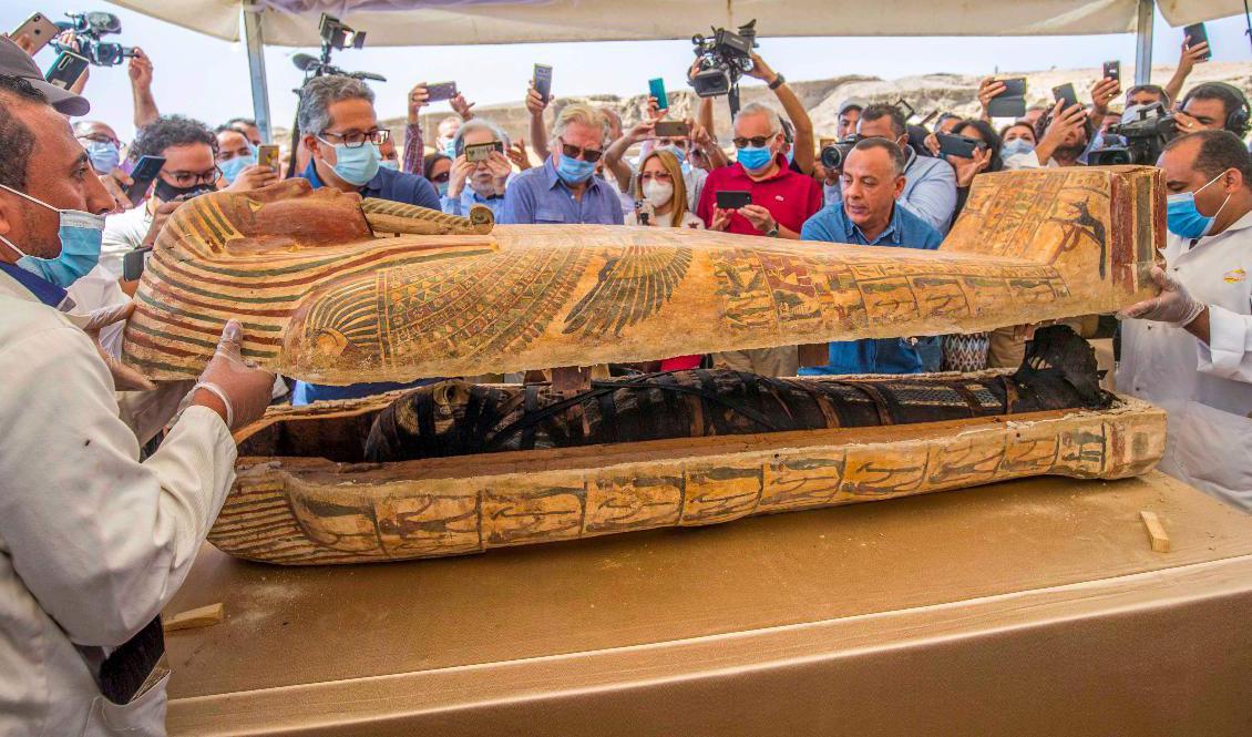 
Egyptens turistminister Khaled al-Anani (till vänster) gläntar på locket till en sarkofag. Foto: Khaled Desouki/AP/TT                                            