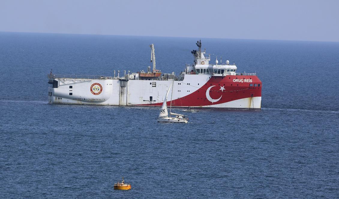 

Det turkiska forskningsfartyget Oruç Reis, här på en bild från september. Foto: Burhan Ozbilici/AP/TT                                                                                        