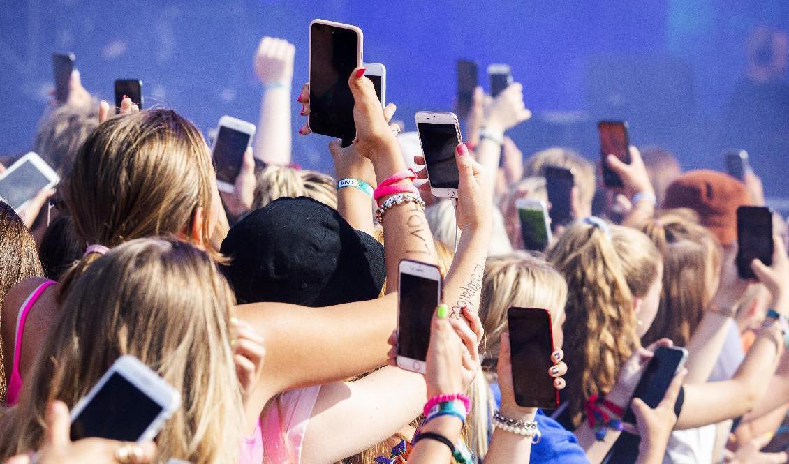 Förmodat nöjda mobiltelefonkunder under festivalen Lollapalooza i Stockholm. Arkivbild. Foto: Magnus Andersson/TT