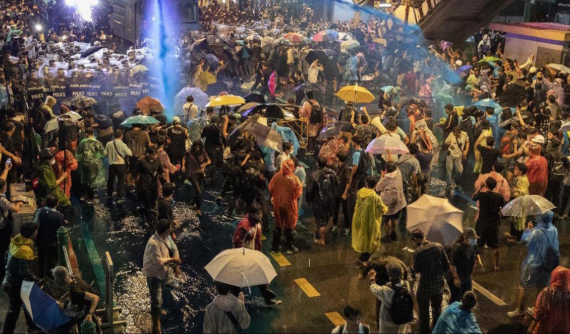 Demokratiaktivister i centrala Bangkok besprutades med kemiskt vatten av polis. Foto: Gemunu Amarasinghe/AP/TT