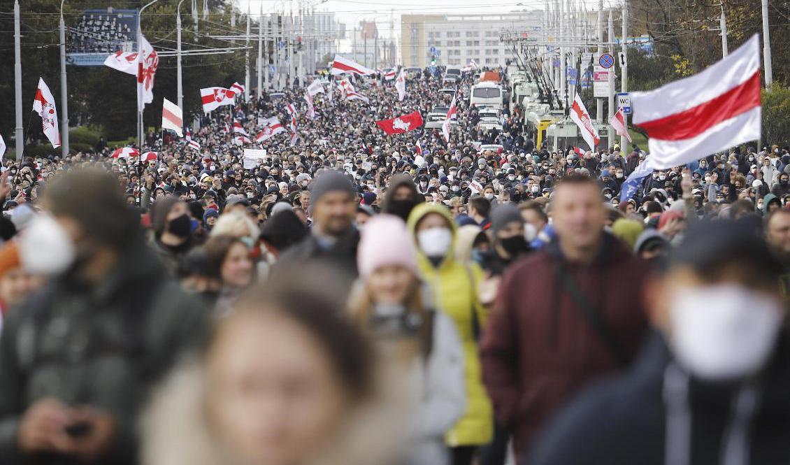 Demonstranter protesterar mot den belarusiska regimen på söndagen. Foto: AP/TT