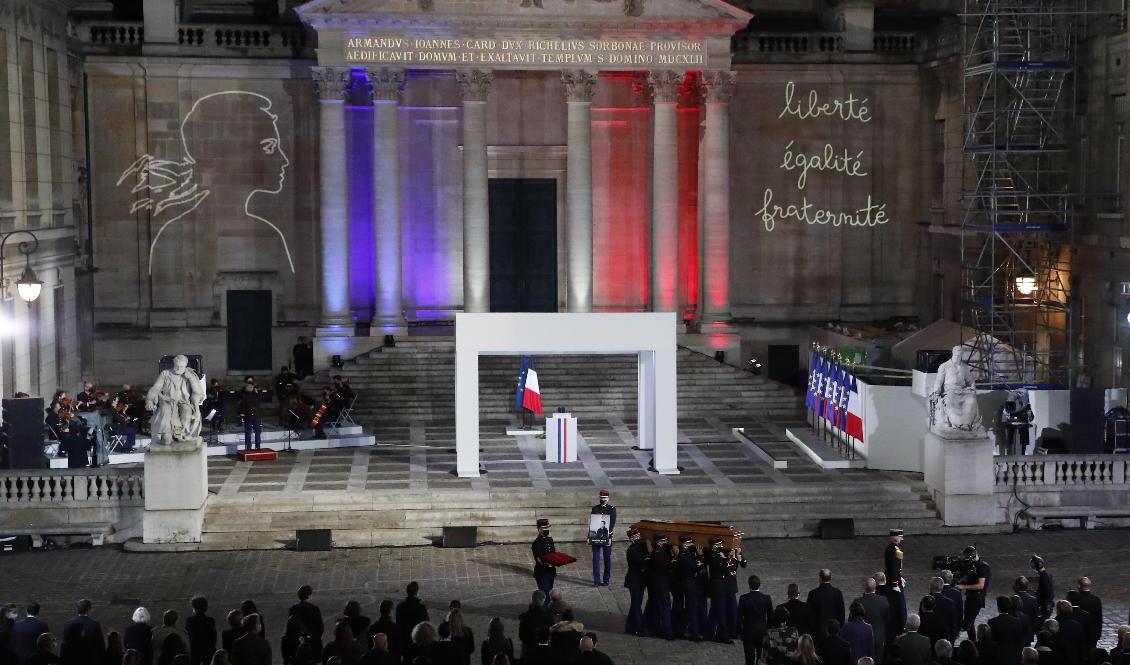 Kistan med den mördade läraren Samuel Patys kvarlevor utanför universitetet Sorbonne i Paris, där en nationell minneshögtid hölls på onsdagen. Frankrikes president Emanuel Macron talade vid ceremonin. Foto: Francois Mori/AP/TT