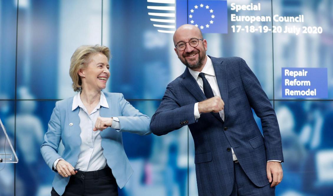 Ursula von der Leyen, ordförande i Europeiska kommissionen, och Charles Michel, ordförande för Europeiska rådet, armbågshälsar efter en konferens i Bryssel, den 21 juli 2020. Foto: Stephanie Lecocq/Pool/AFP via Getty Images