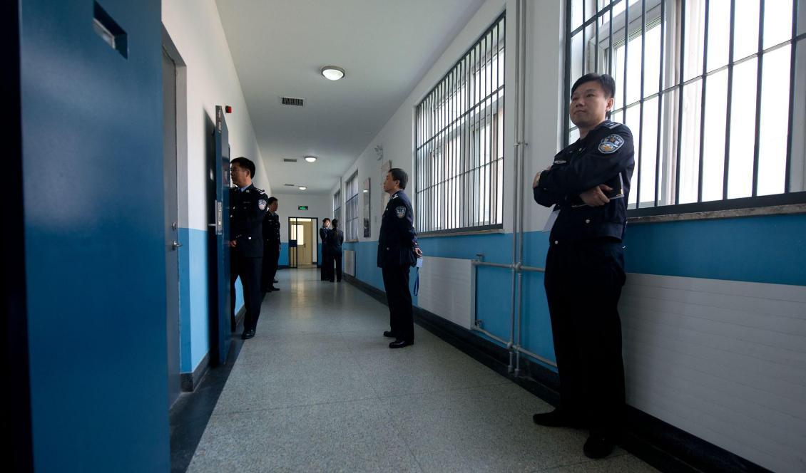 

Polisvakter står i en korridor i No.1 Detention Center i Peking under en guidad tur den 25 oktober, 2020. Utländska medier fick göra detta ovanliga besök med anledning av kommunistpartiets 18:e kongress. Foto: Ed Jones/AFP via Getty Images                                                                                        