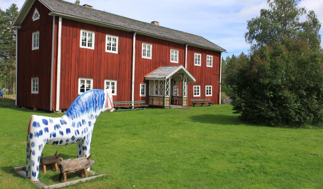 



Det gamla boningshuset på Fågelsjö Gammelgård byggdes 1818, men gården har anor från 1700-talet. Här syns också trähästen, Fågelsjöhästen. Foto: Catasa/CC BY-SA 3.0                                                                                                                                                                                