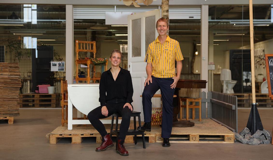 

På bilden syns Jonas Carlehed, hållbarhetschef på IKEA Sverige, tillsammans med Sofia Bystedt, centrumledare för ReTuna Återbruksgalleria. Foto: Henrik Mill/IKEA                                                                                        