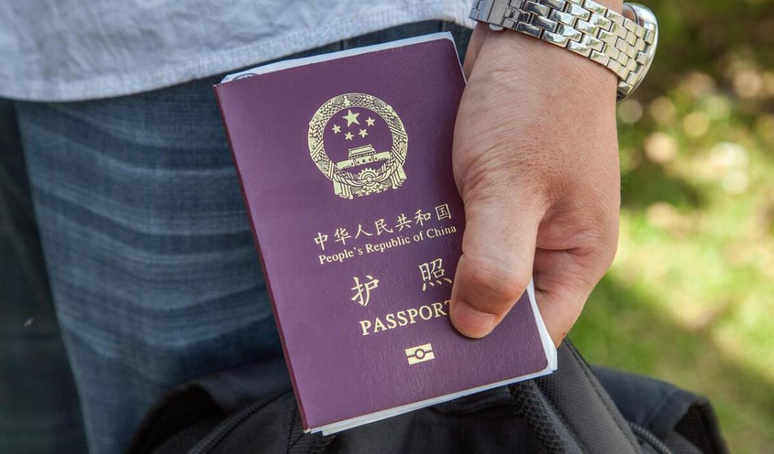 








En kinesisk medborgare håller i ett kinesiskt pass, den 16 maj 2014. Foto: Omar Havana/Getty Images                                                                                                                                                                                                                                                                                                                                                                                                            