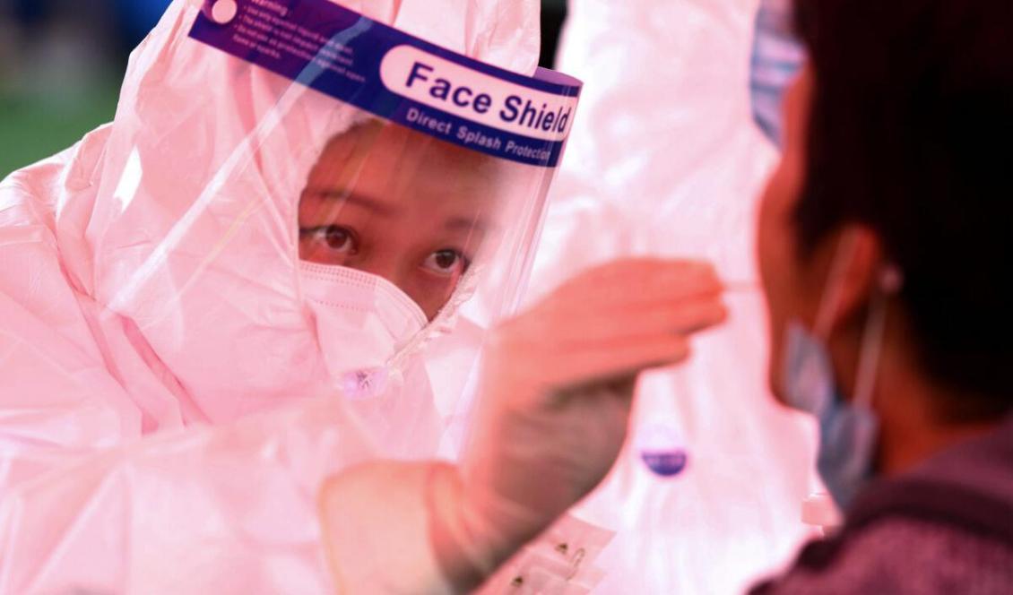 



Medicinsk personal testar en invånare för covid-19 i Qingdao, i Shandongprovinsen, den 14 oktober 2020. Foto: STR/AFP via Getty Images                                                                                                                                                                                