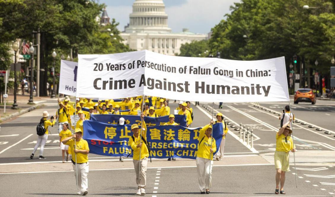 








Falun Gong-utövare går i en parad för att uppmärksamma årsdagen av den 20-åriga förföljelsen av Falun Gong i Kina, Washington D C, den 18 juli 2019. Foto: Samira Bouaou/The Epoch Times                                                                                                                                                                                                                                                                                                                                                                                                            