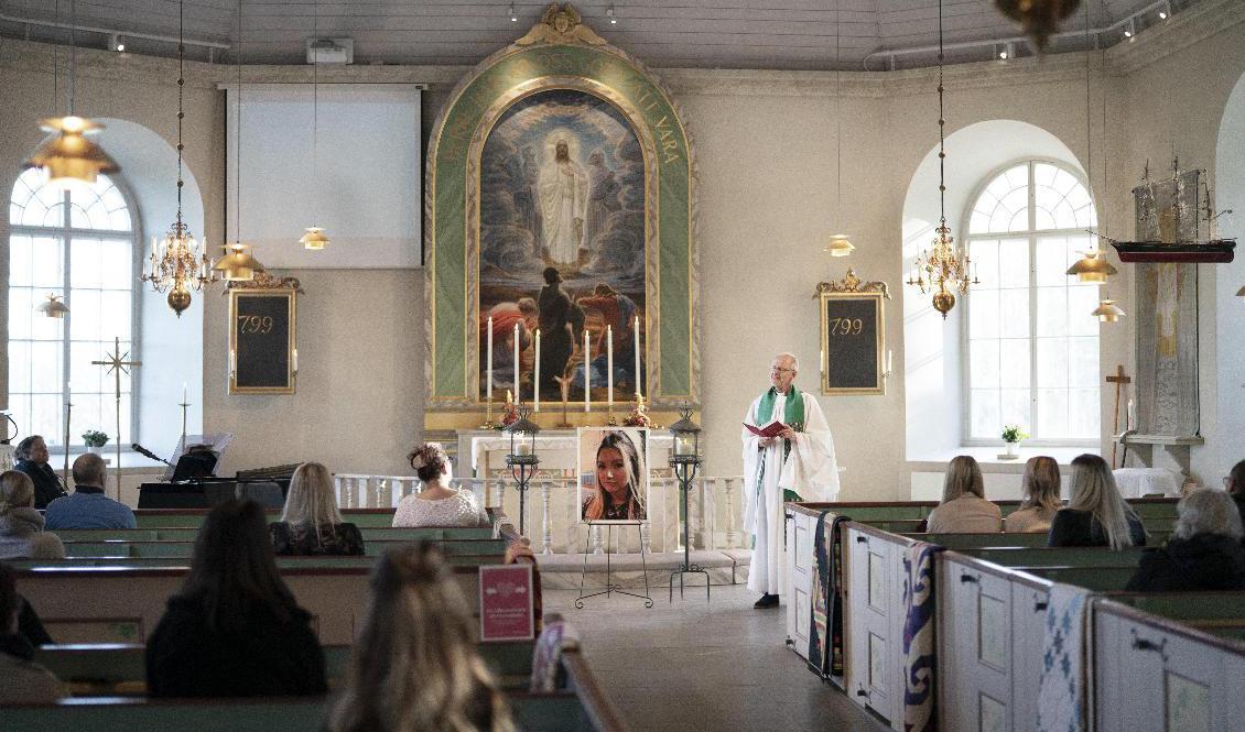Förra fredagen hölls flera minnesgudstjänster i Herrestads kyrka för den mördade 17-åriga Wilma. Foto: Björn Larsson Rosvall/TT