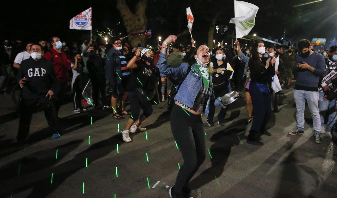 Chilenare firar på gatorna i Santiago. Foto: Luis Hidalgo/AP/TT