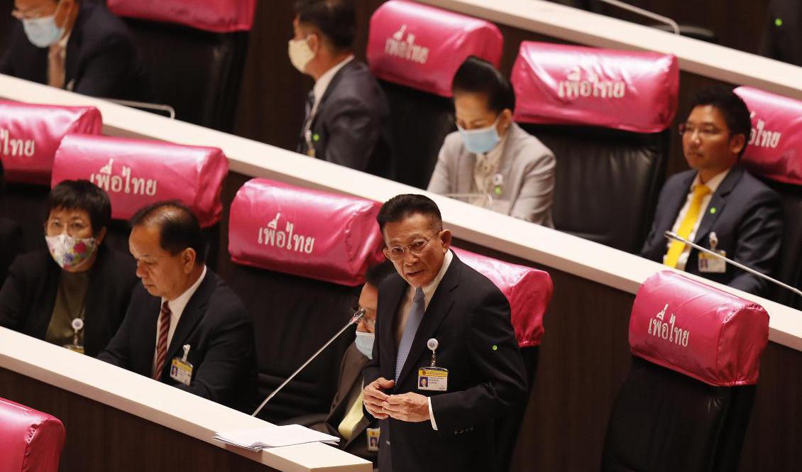 Sompong Amornvivat, ledare för oppositionspartiet Pheu Thai, säger att premiärministern bör avgå. Foto: Sakchai Lalit/AP/TT