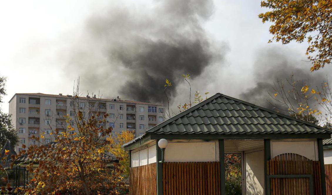 Rökplymer över Berde i Azerbajdzjan efter en robotattack på onsdagen. Foto: Aziz Karimov/AP/TT