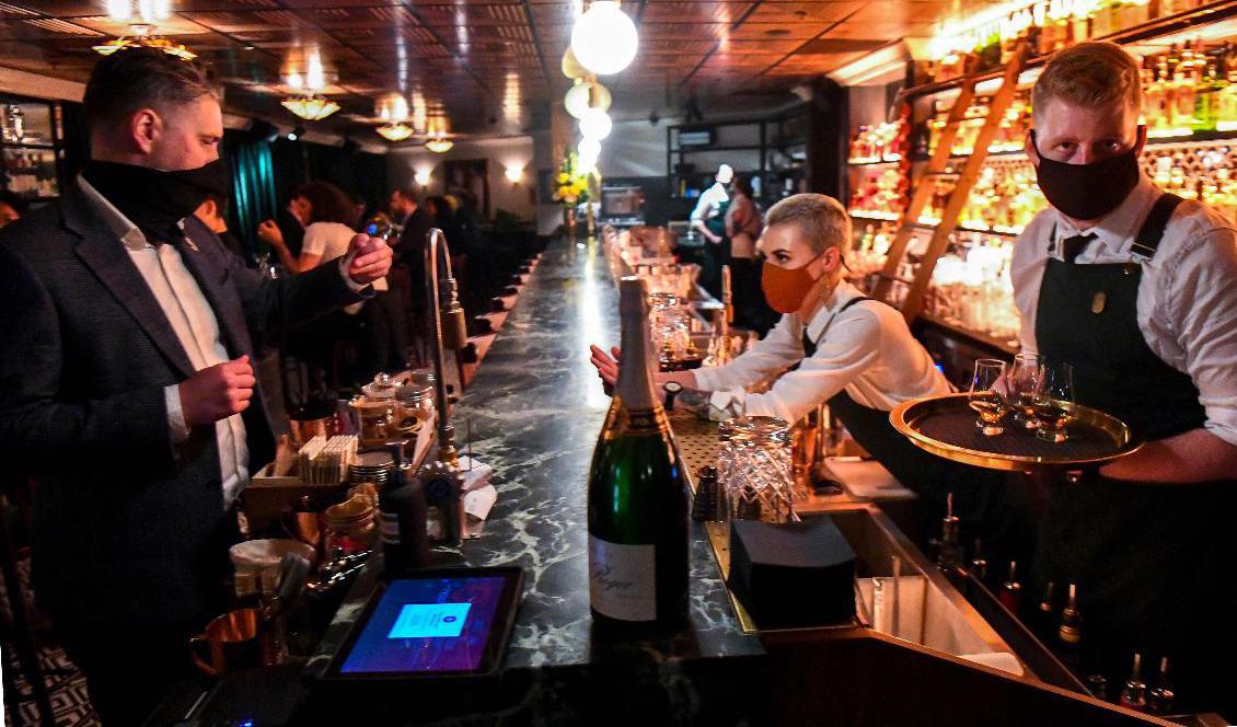 Då tisdag övergick till onsdag passade Melbournebor och barer på att fira att restriktionerna hävts. Här på baren Nick & Nora. Foto: William West/AFP/TT