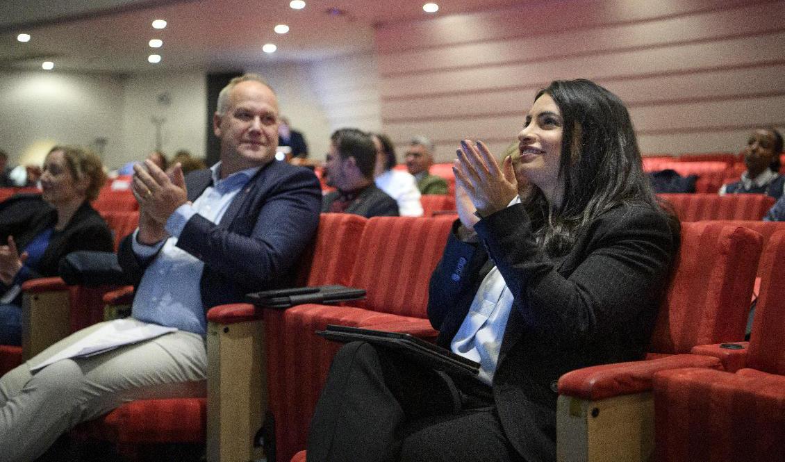 Vänsterpartiets avgående partiledare Jonas Sjöstedt på Hilton hotell i Stockholm. Bredvid honom den tillträdande partiledaren Nooshi Dadgostar. Foto: Jessica Gow