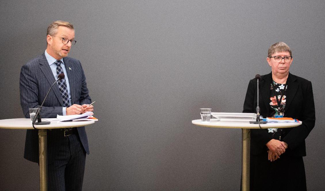 Inrikesminister Mikael Damberg (S) och utredaren Gunnel Lindberg, ordförande i Säkerhets- och integritetsskyddsnämnden, under en pressträff i samband med överlämnandet av en promemoria om bättre möjligheter till husrannsakan. Foto: Amir Nabizadeh/TT