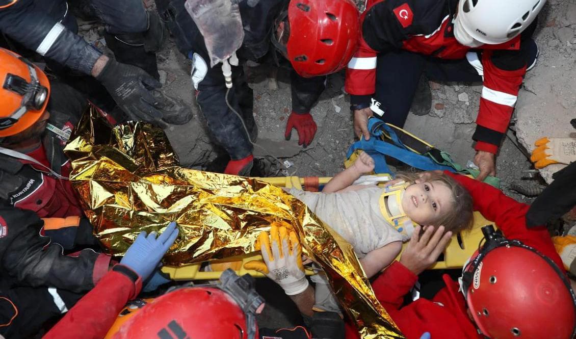 En treårig flicka har hittats vid liv fyra dagar efter skalvet i turkiska Izmir. Foto: Afad/AP/TT