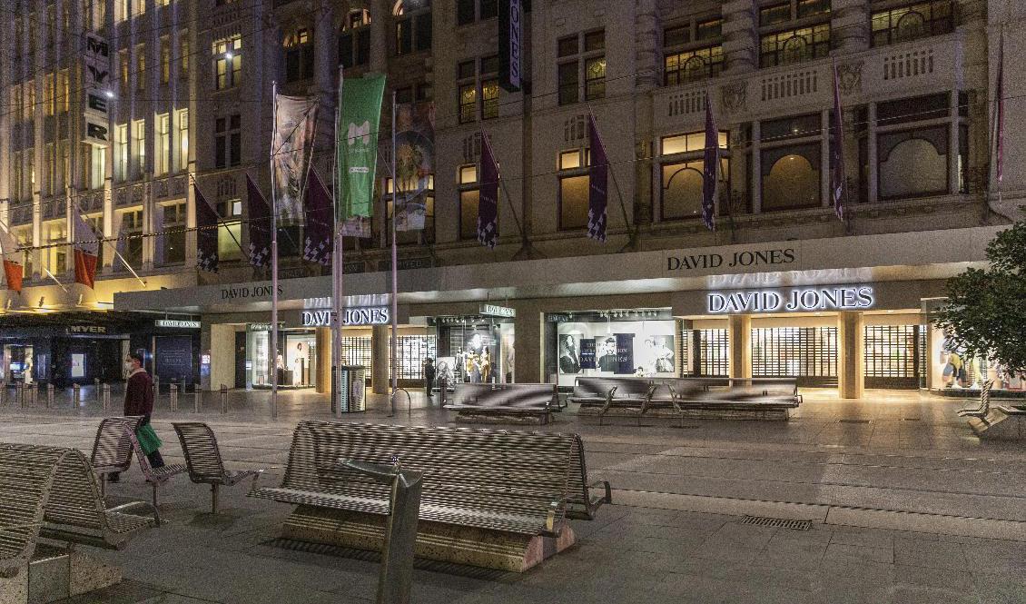 Melbourne har öppnat igen efter en nedstängning som varade i fyra månader. På tisdagen protesterade människor mot de restriktioner som fortfarande råder. Arkivbild från centrala Melbourne i början av augusti. Foto: Asanka Brendon Ratnayake/AP/TT