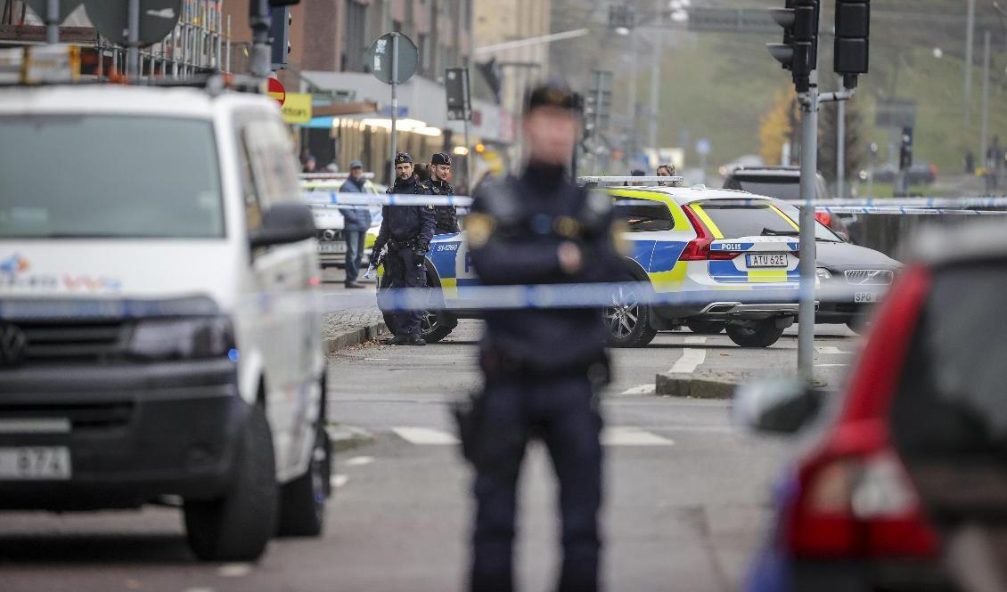 Polis har spärrat av ett område vid fastigheten på Första Långgatan i Göteborg, där något exploderade vid 11-tiden. Två personer har förts till sjukhus. Foto: Adam Ihse/TT