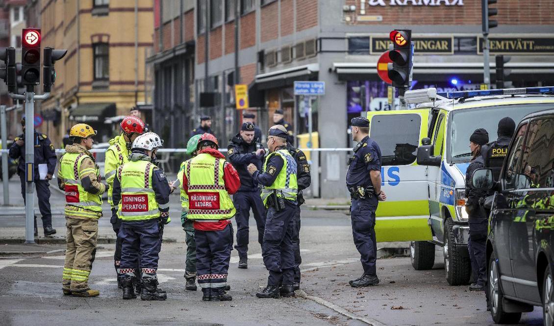 Polis och räddningstjänst på Första Långgatan i Göteborg, där två kvinnor skadades vid en explosion på en läkarmottagning. Händelsen utreds som mordförsök. Foto: Adam Ihse/TT