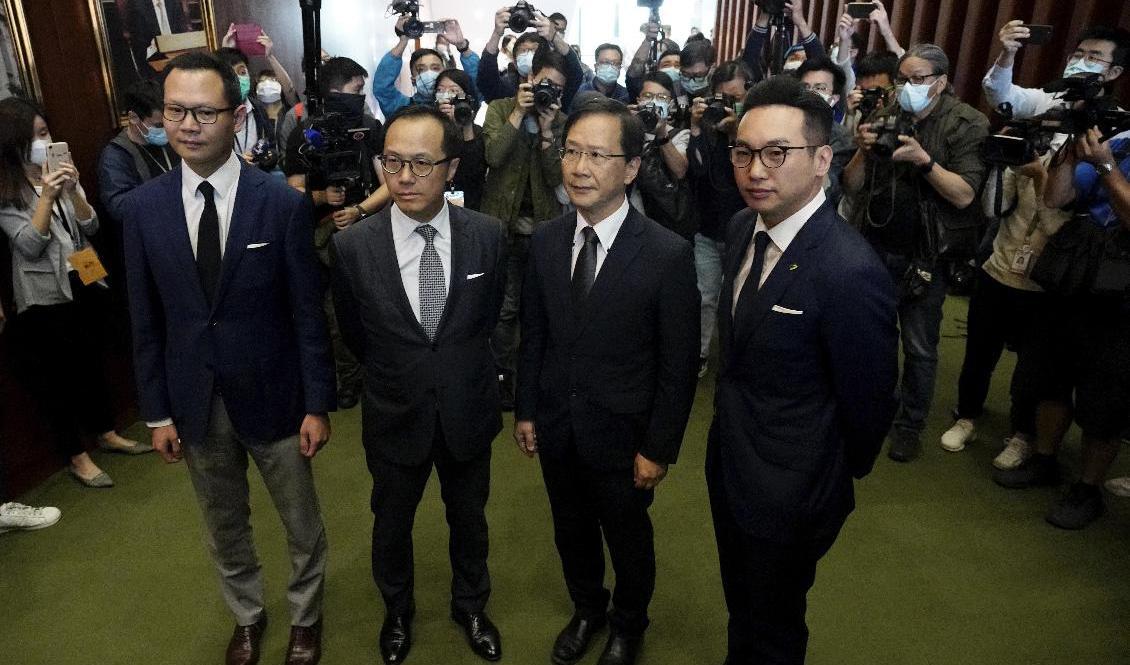 De avstängda ledamöterna Dennis Kwok, Kenneth Leung, Kwok Ka-Ki och Alvin Yeung under en presskonferens i Hongkong på onsdagen. Foto: Vincent Yu/AP/TT
