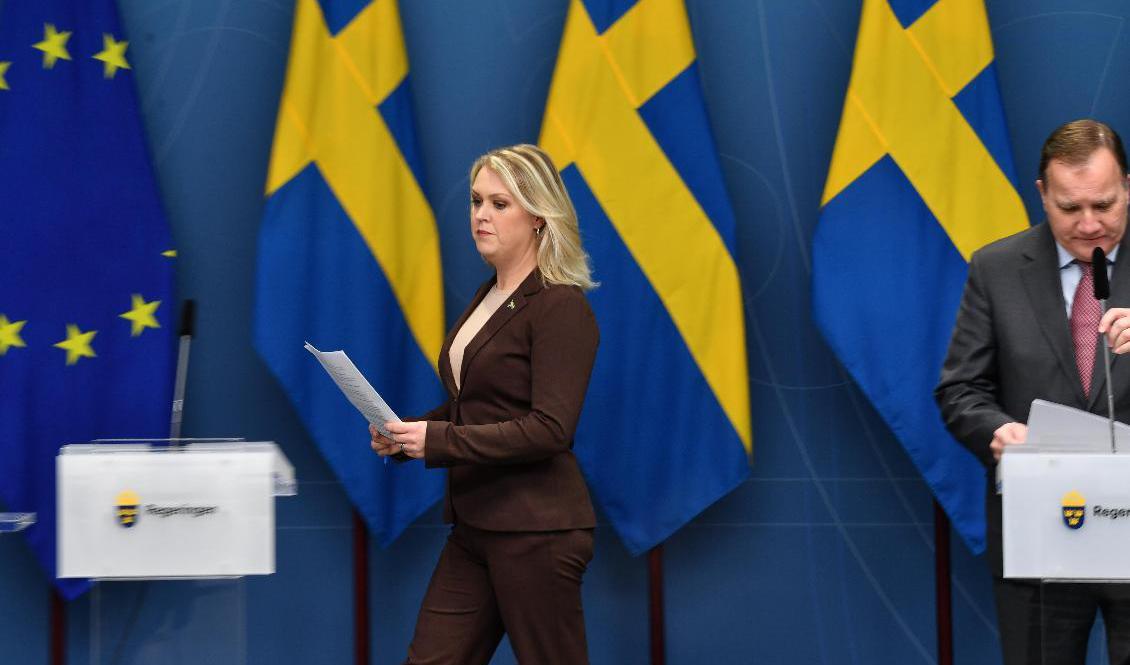 Socialminister Lena Hallengren (S) och statsminister Stefan Löfven (S) håller pressträff. Foto: Henrik Montgomery/TT
