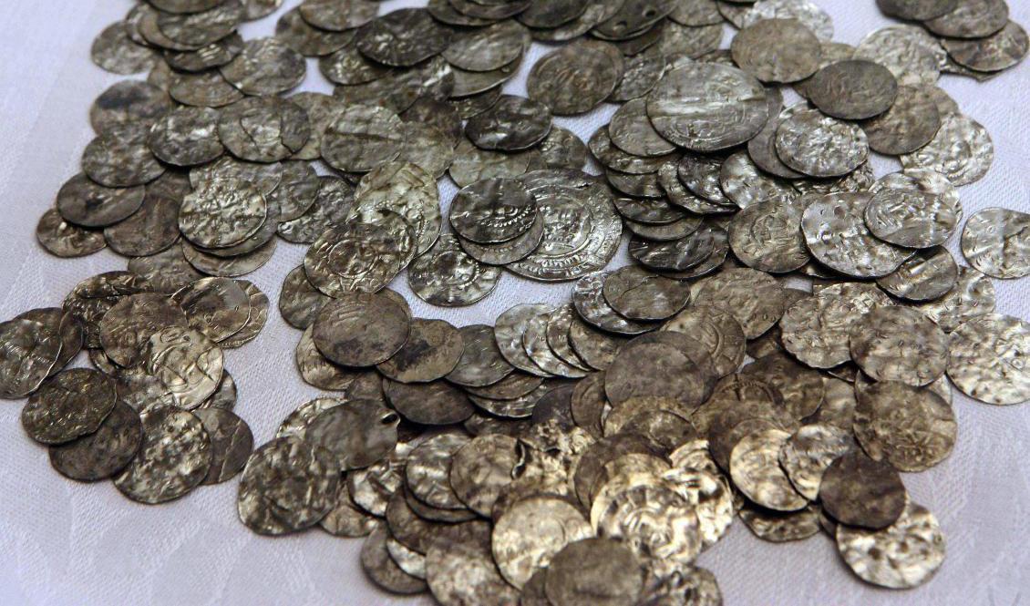 Gamla silvermynt har hittats på Gotland. Bilden från ett tidigare fynd, då mynt från 1000-talet. Arkivbild. Foto: Tobias Wallström