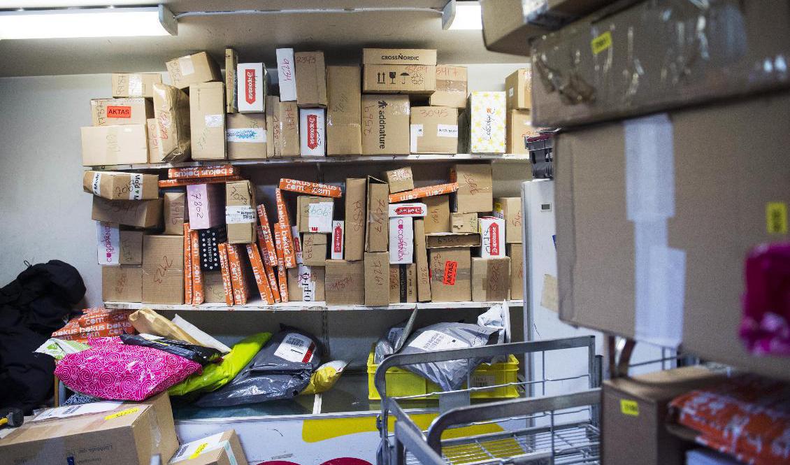 Med den ökade e-handeln kan trängseln bli stor vid Postnords paketombud i jul. Arkivbild. Foto: Emil Langvad/TT