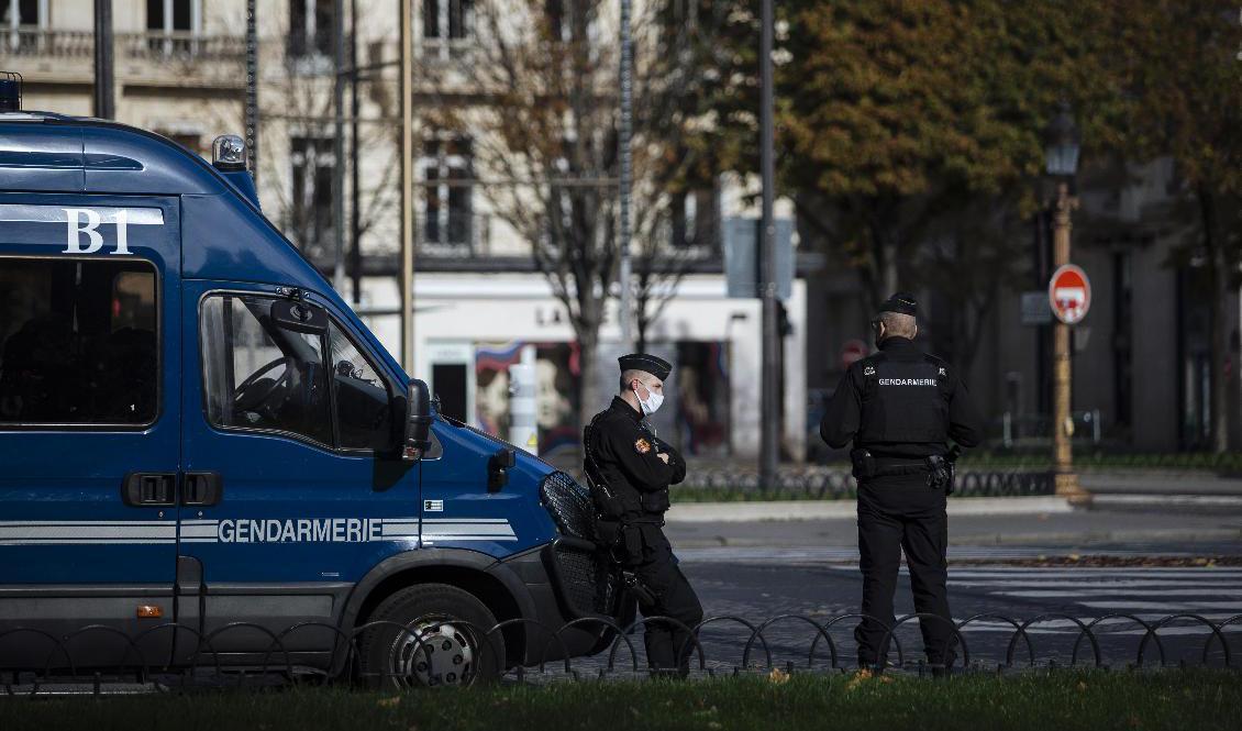 Fransk polis har utökat sina kontroller i Paris efter att man sett tecken på att invånarna bryter mot de covid-restriktioner som råder. Arkivbild. Foto: Lewis Joly/TT