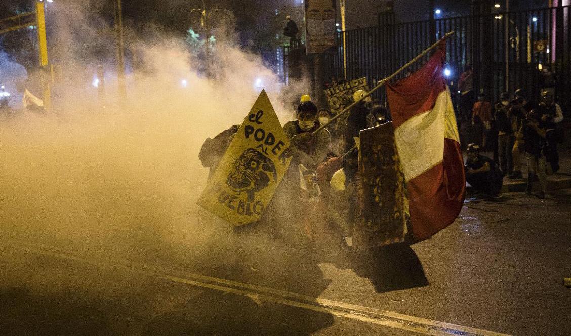 Demonstranter blir beskjutna med tårgasgranater under en demonstration i Lima på lördagen. Foto: Rodrigo Abd/AP/TT