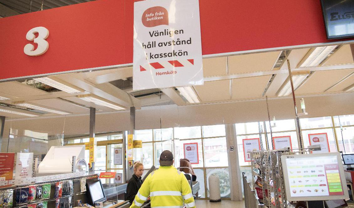 Dagligvaruhandeln går något bättre än sällanköpshandeln, men kurvorna pekar nedåt. Arkivbild. Foto: Fredrik Sandberg/TT